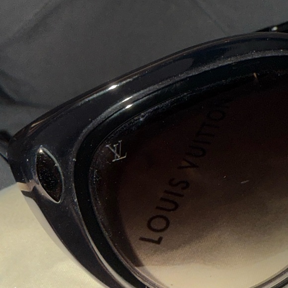 🕶️Louis Vuitton Black Sunglasses in great condition full inclusion 🕶️ - Picture 7 of 17